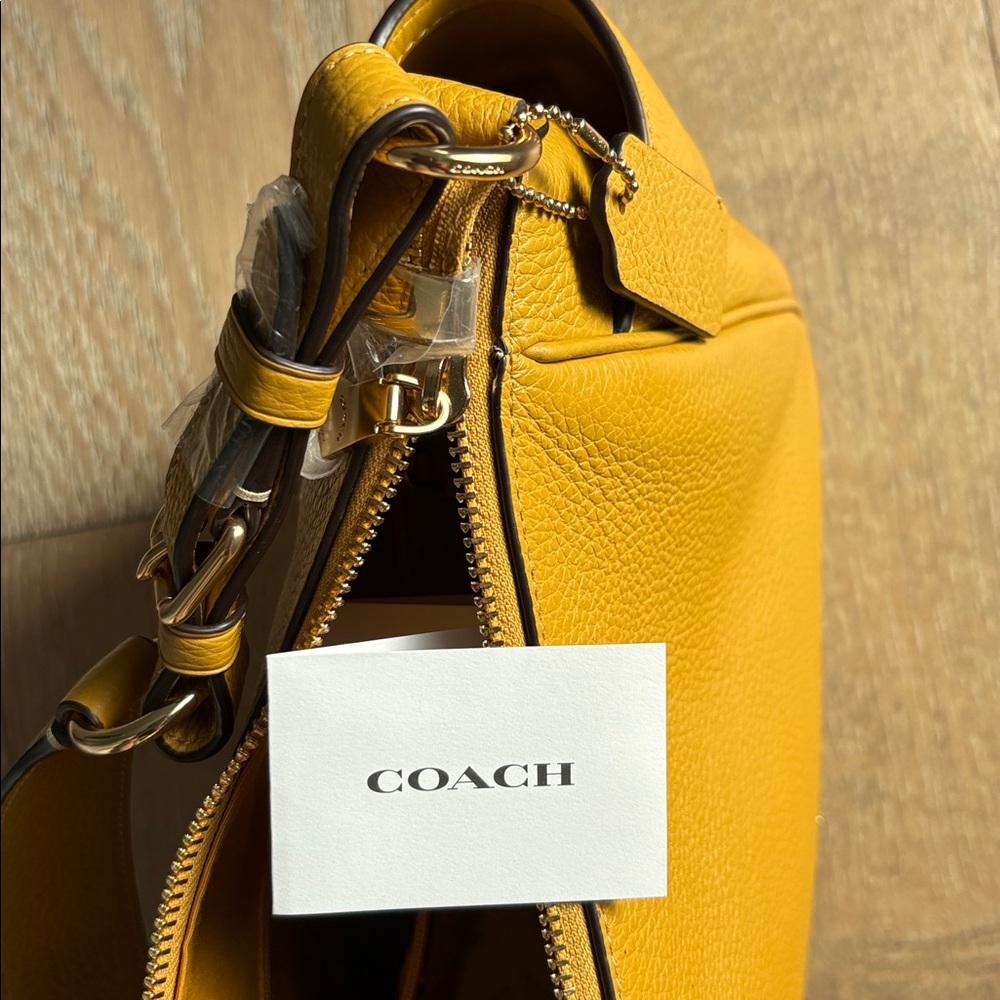 Coach bag NWT in a bright mustard color. Great purse for all seasons - Picture 7 of 9